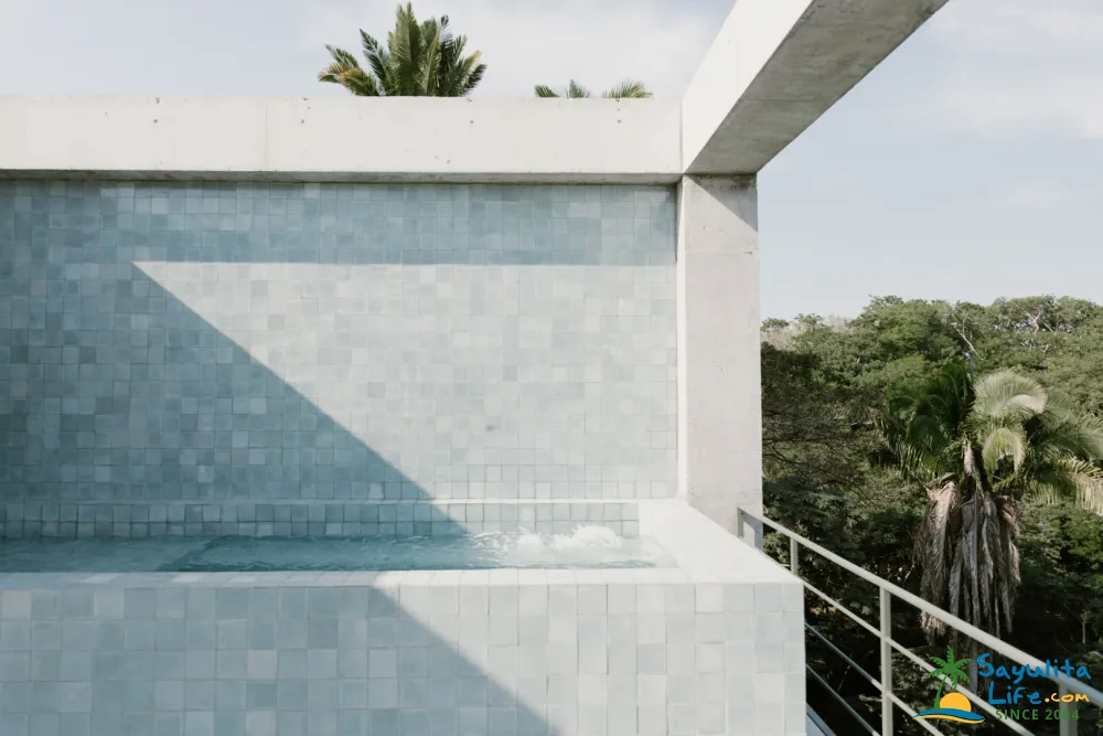 bassin carrelé sur terrasse maison architecte béton