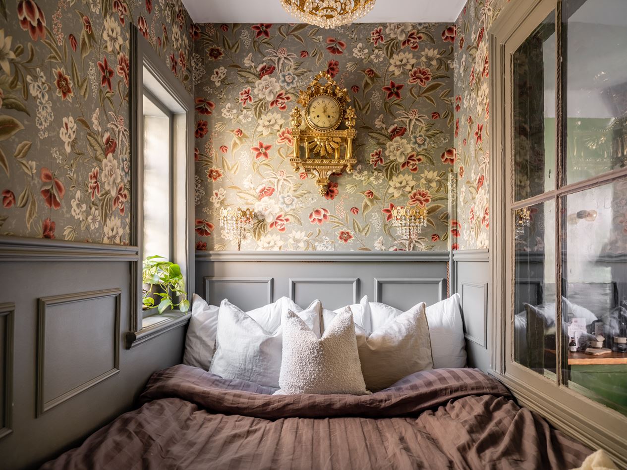 petite chambre avec papier-peint décoration vintage