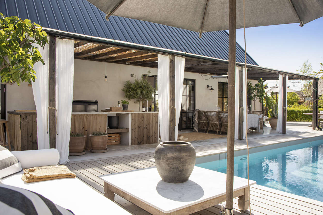 terrasse avec piscine et cuisine d'été