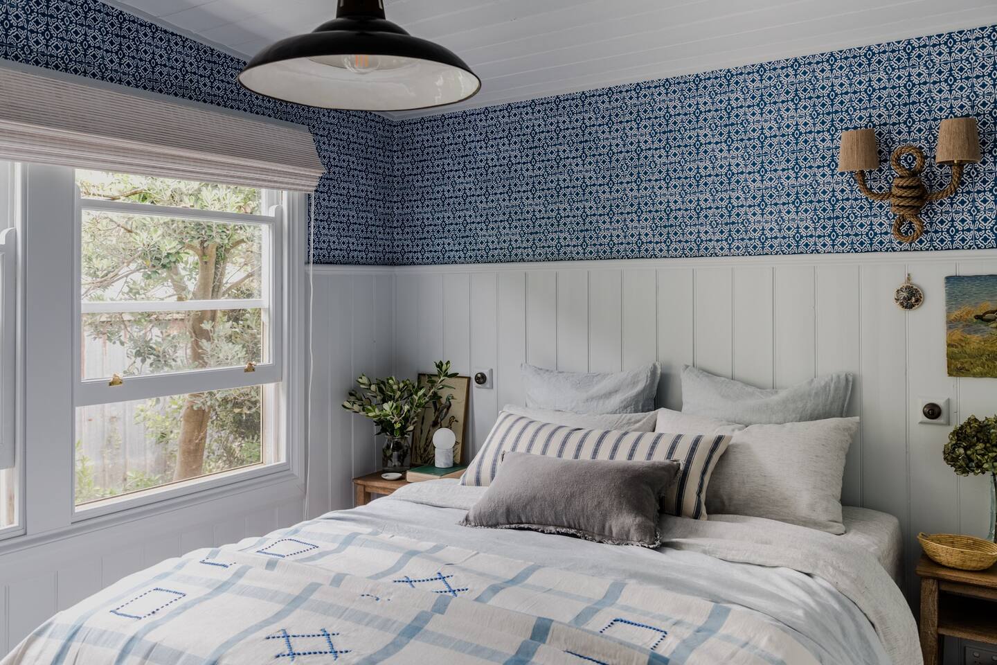 chambre décoration blanche et bleue maison bord de mer