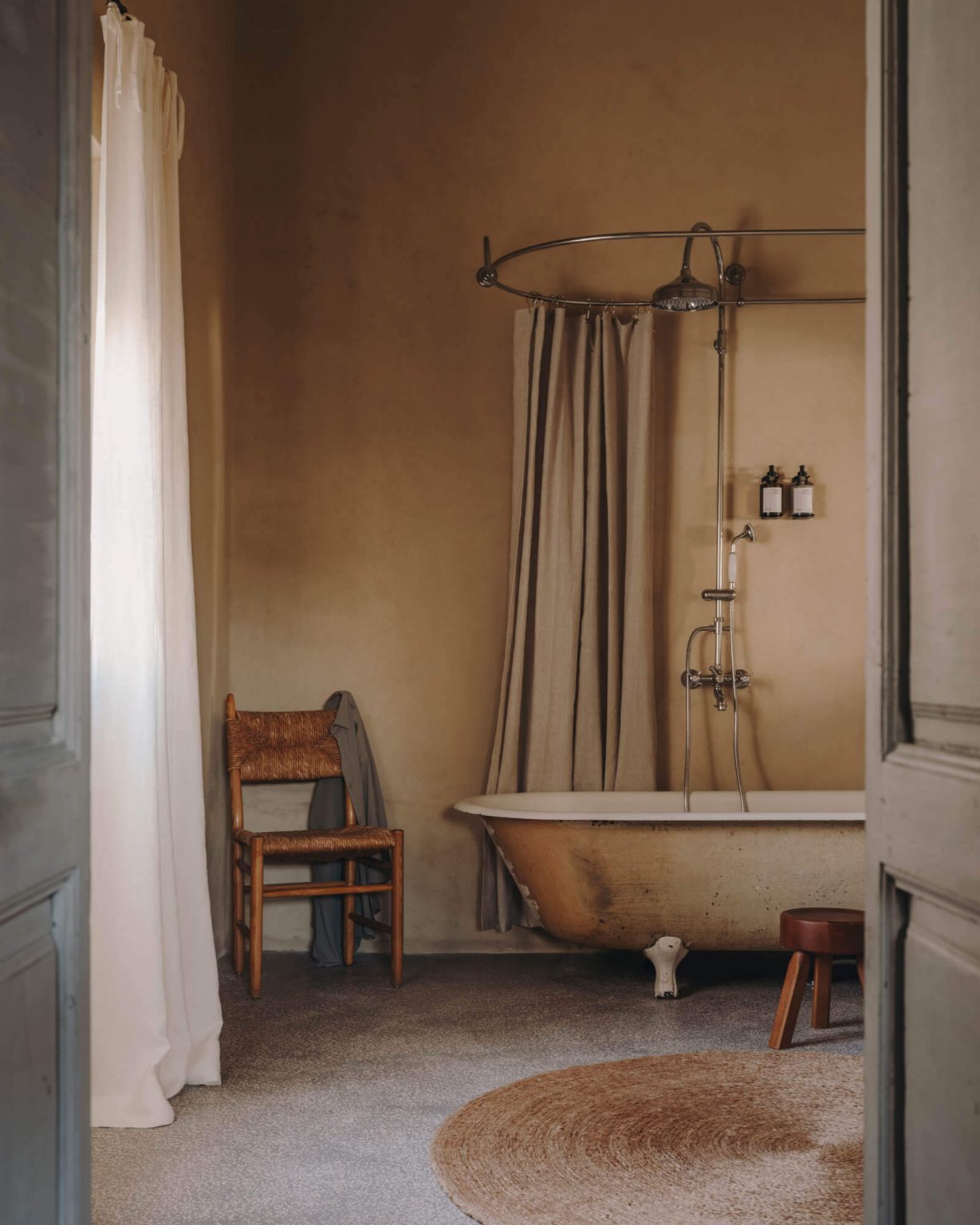 salle de bain murs enduits décoration rustique chic vintage