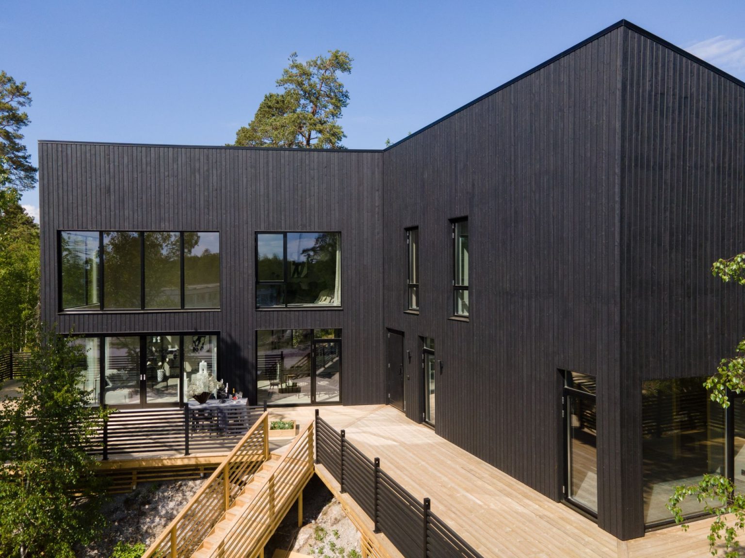 maison en bois sombre avec terrasse en bois