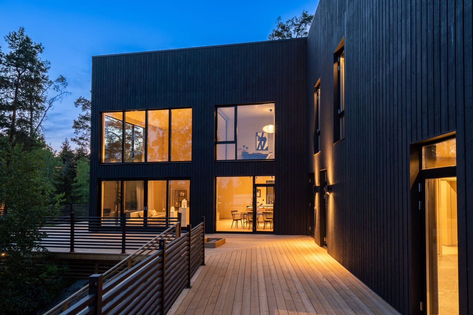 maison en bois sombre avec terrasse en bois
