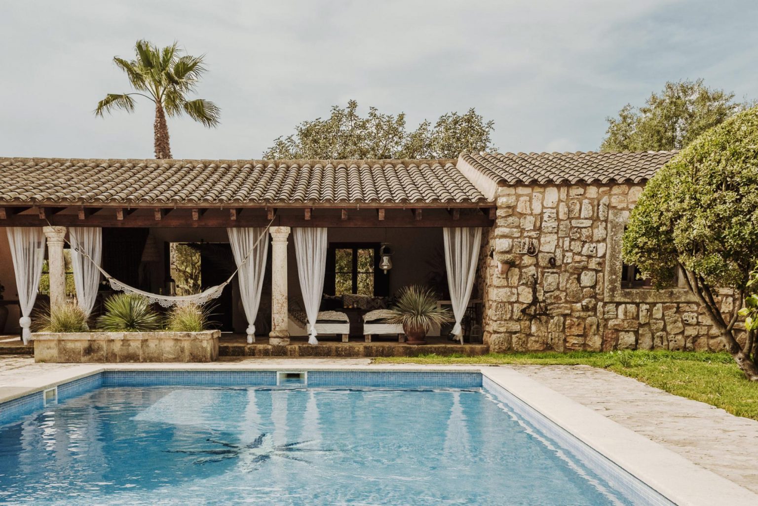 terrasse maison en pierres avec piscine