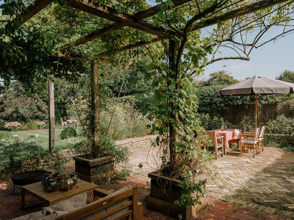 terrasse pavée avec pergola maison de campagne