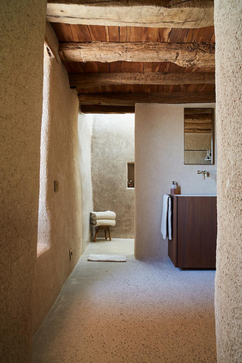 salle de bain avec poutres et sol terrazzo
