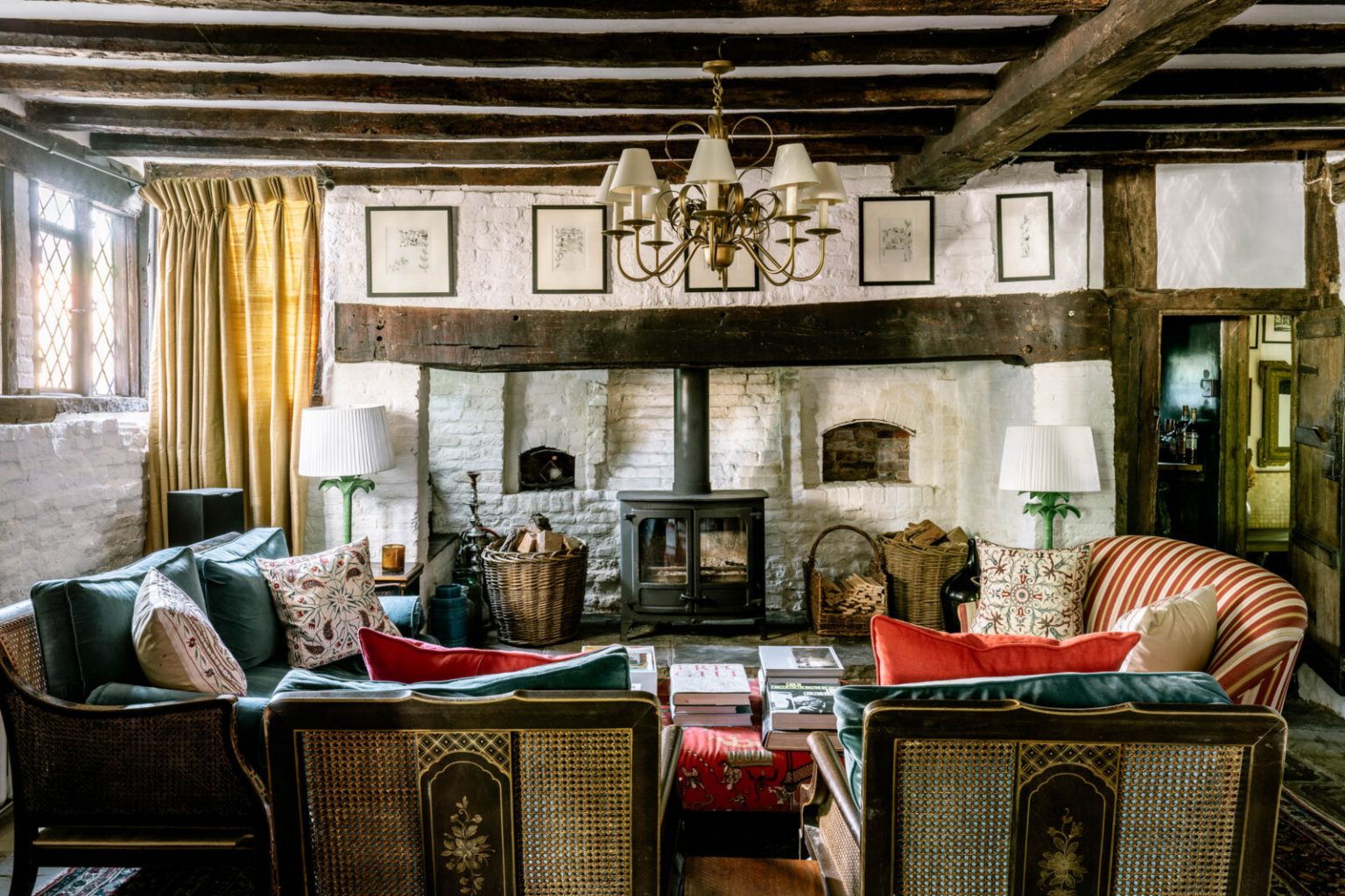 salon avec poutres maison ancienne style Tudor Angleterre