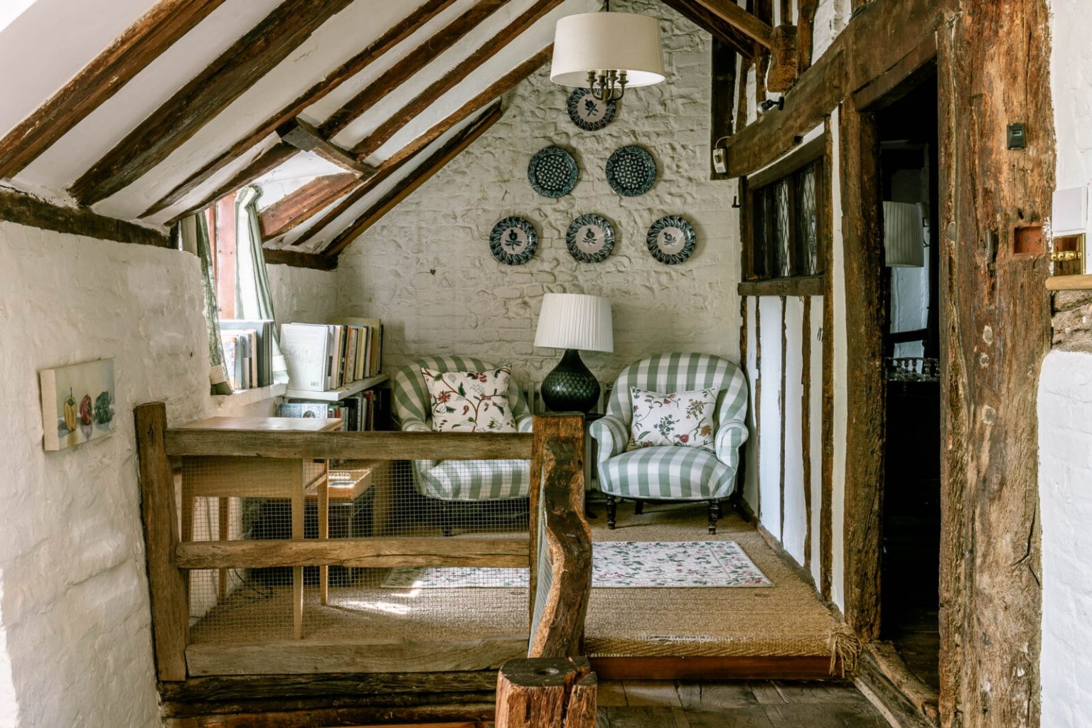 petit salon avec poutres maison ancienne style Tudor Angleterre