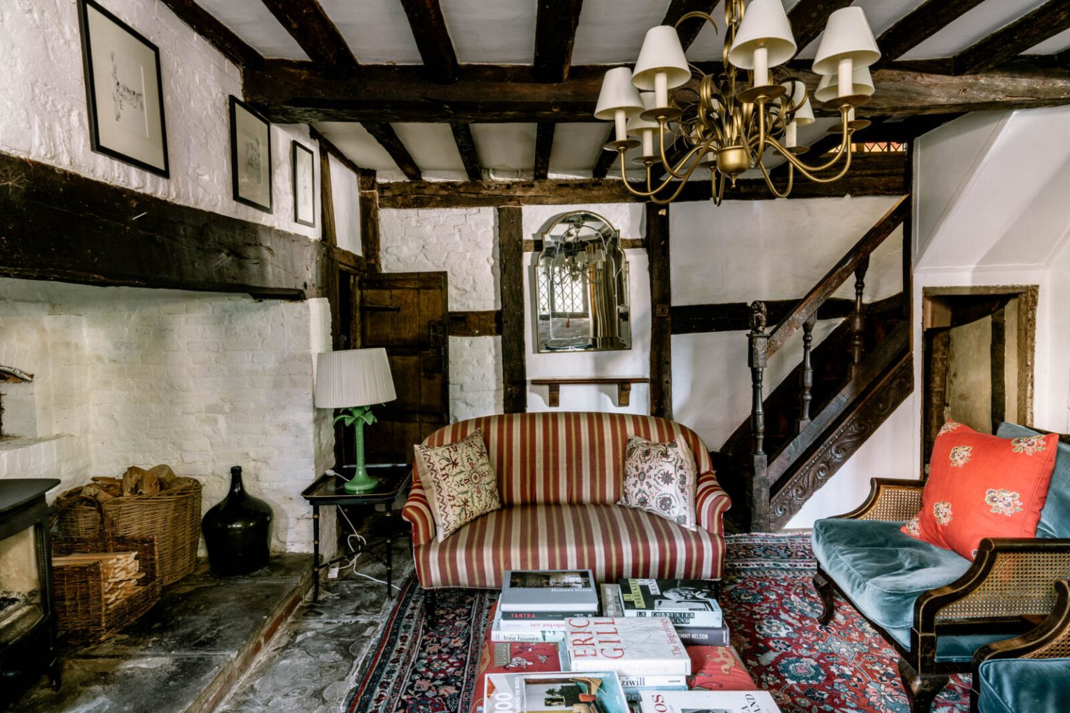 salon avec poutres maison ancienne style Tudor Angleterre