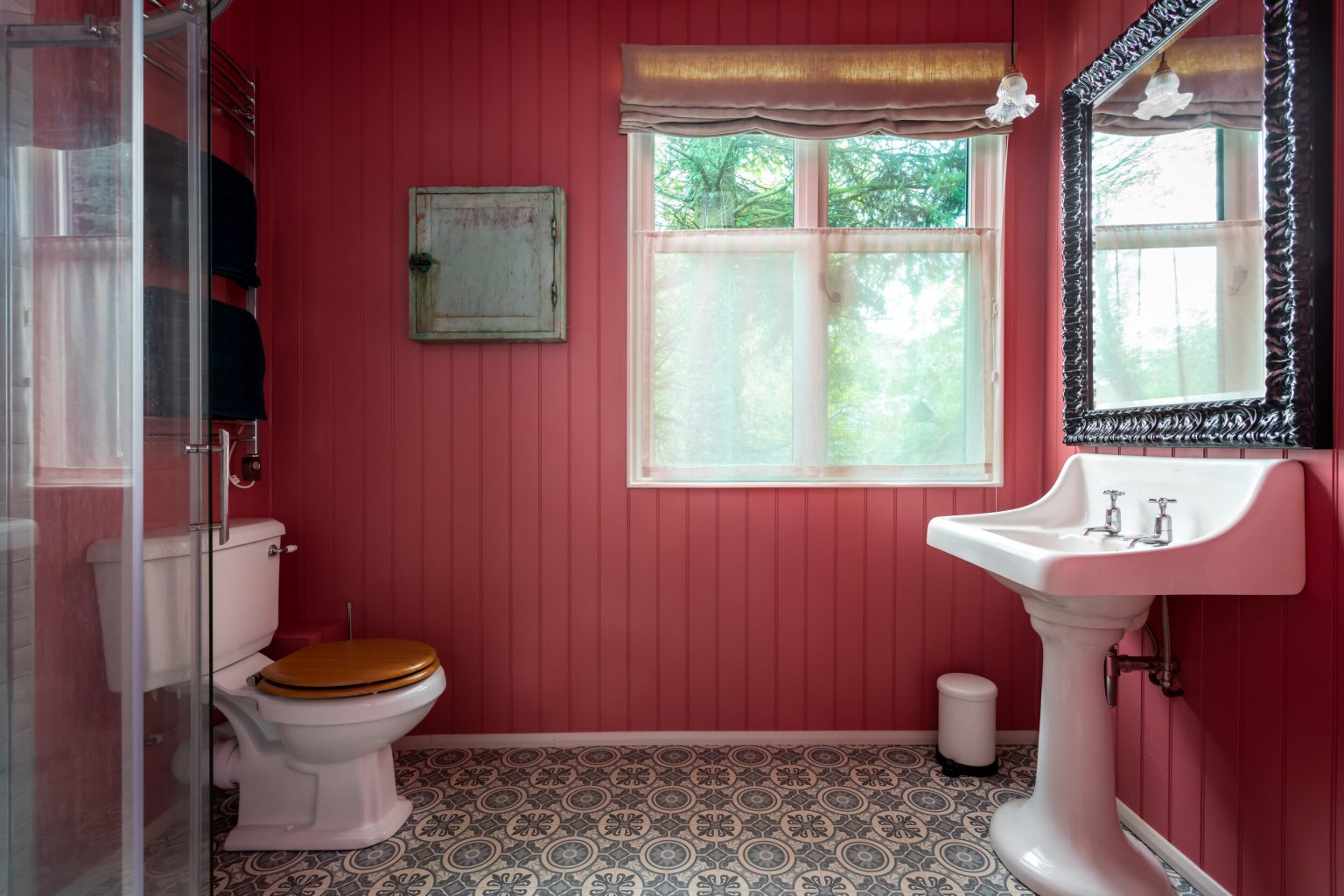 salle de bain lambris rose décoration vintage