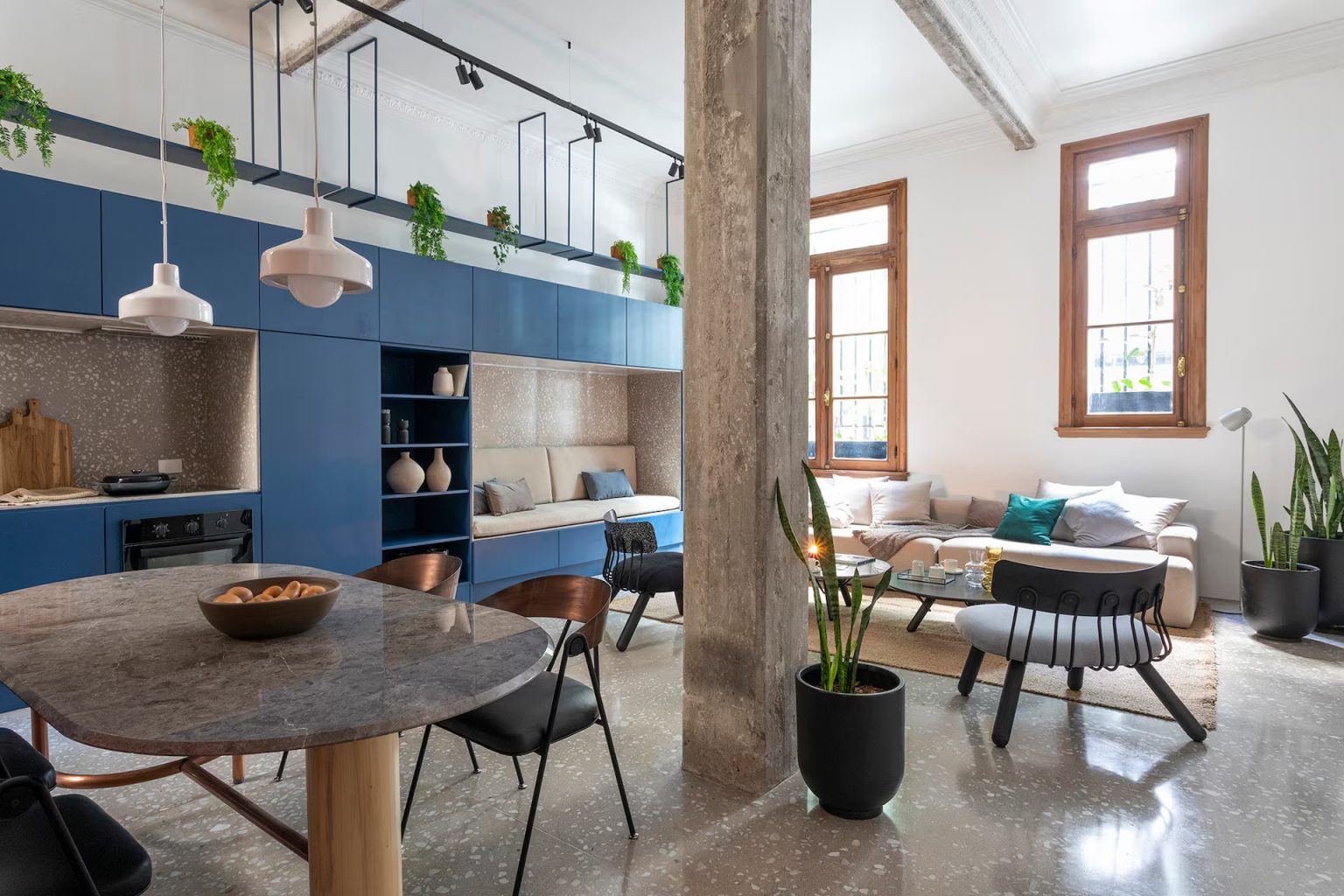 Un loft moderne et coloré dans un immeuble de style haussmannien