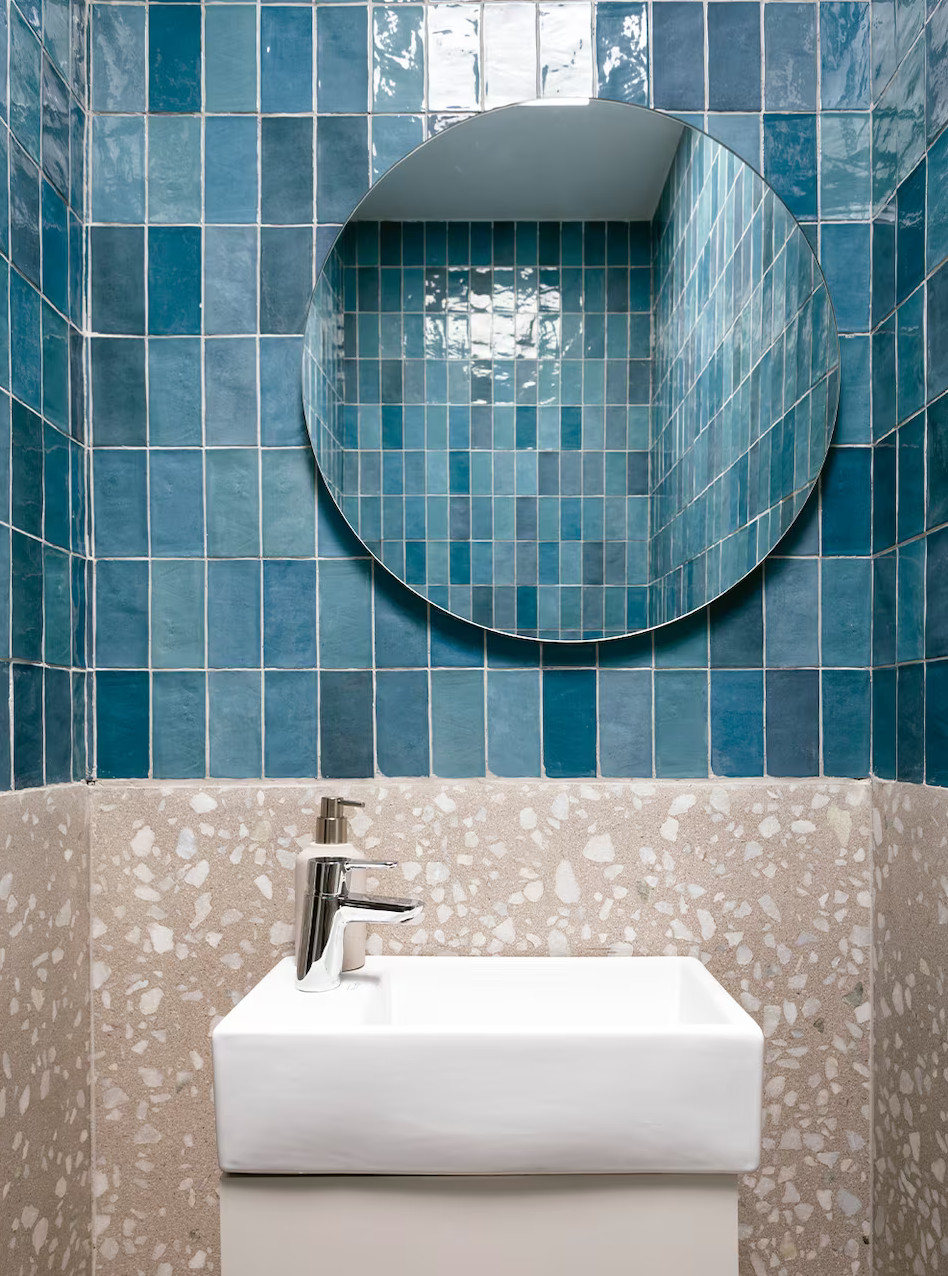 salle de bain loft carrelage bleu et terrazzo