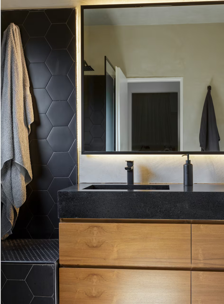 salle de bain noire et bois décoration contemporaine