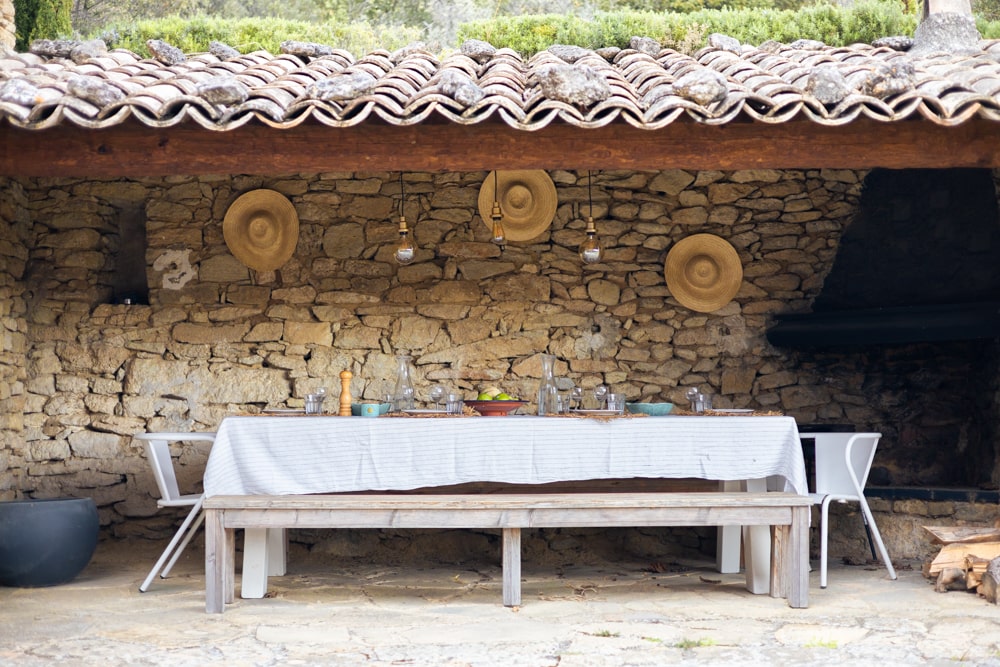 terrasse abritée maison en pierre Le mas Couvaloup en Provence
