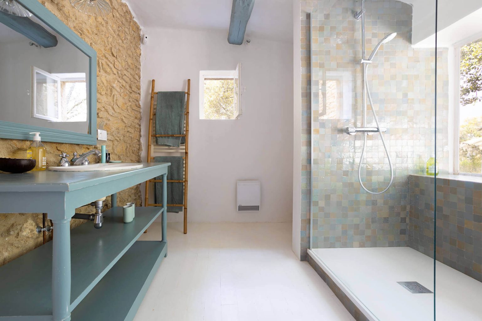 salle de bain maison en pierre Le mas Couvaloup en Provence