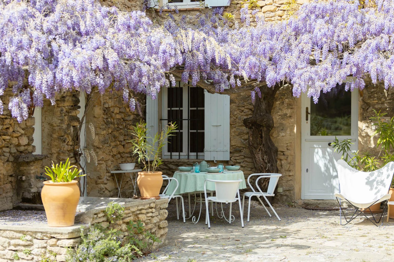 terrasse avec glycine maison en pierre Le mas Couvaloup en Provence