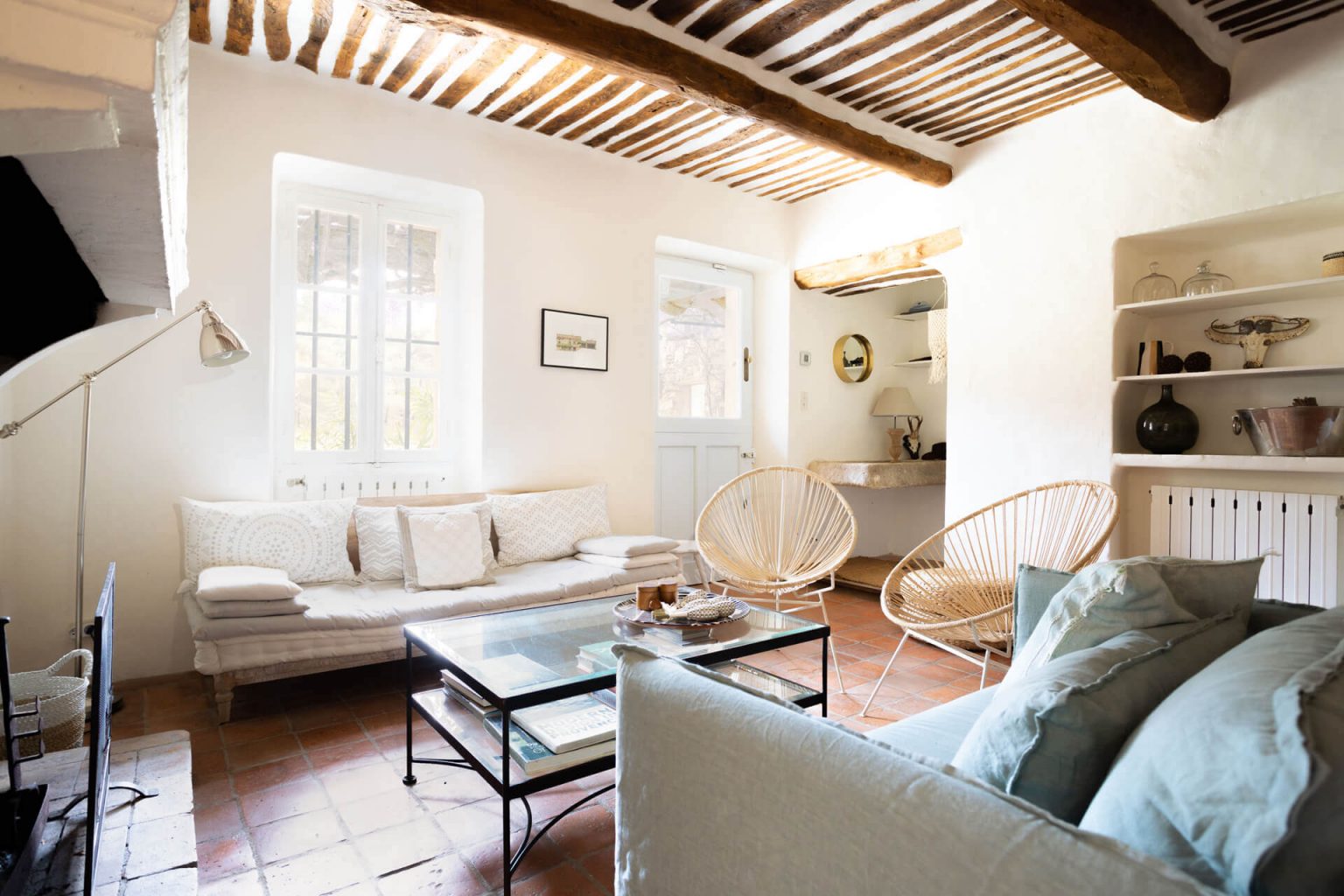 salon avec poutres maison en pierre Le mas Couvaloup en Provence