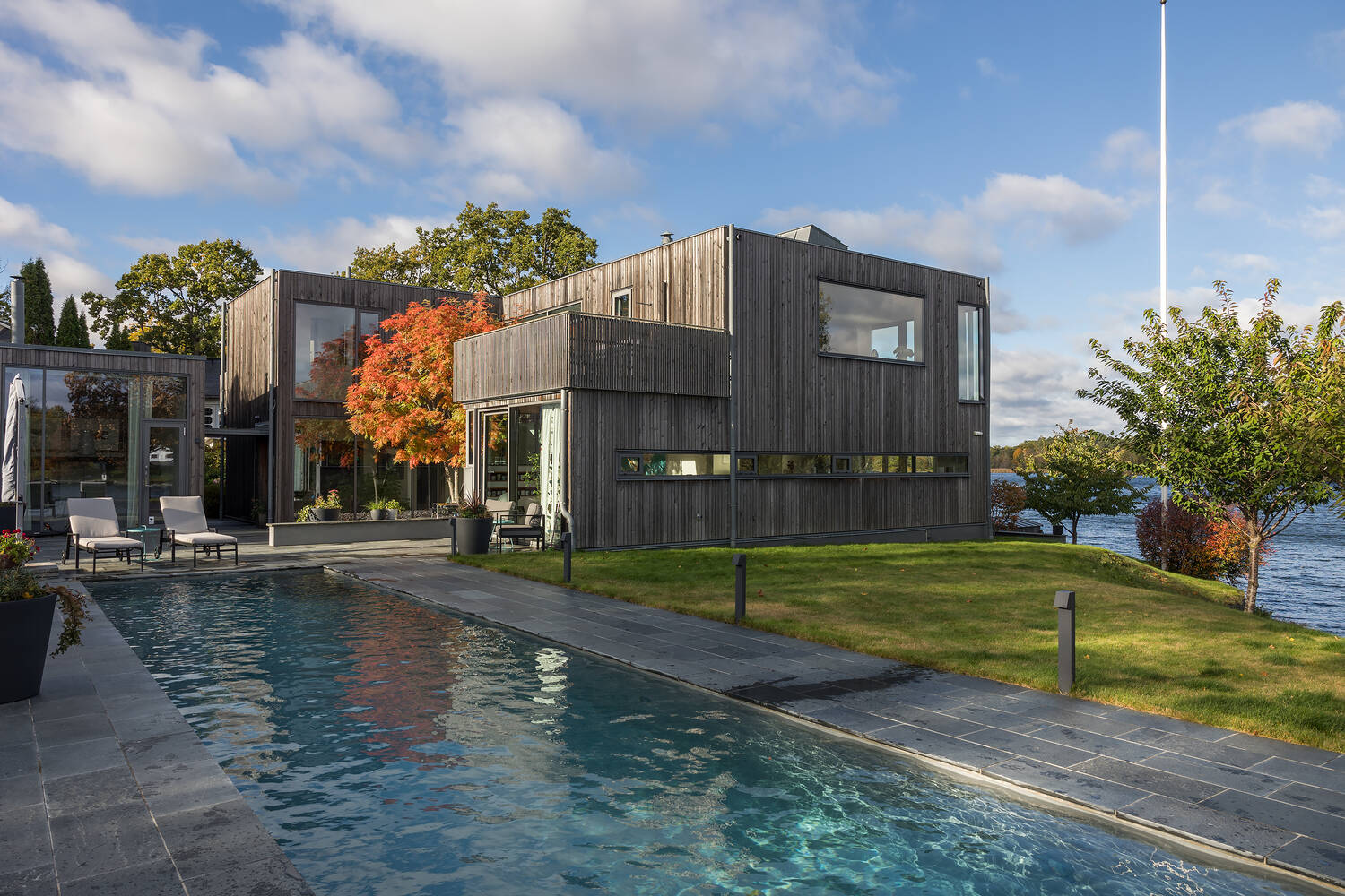 maison en bois avec piscine