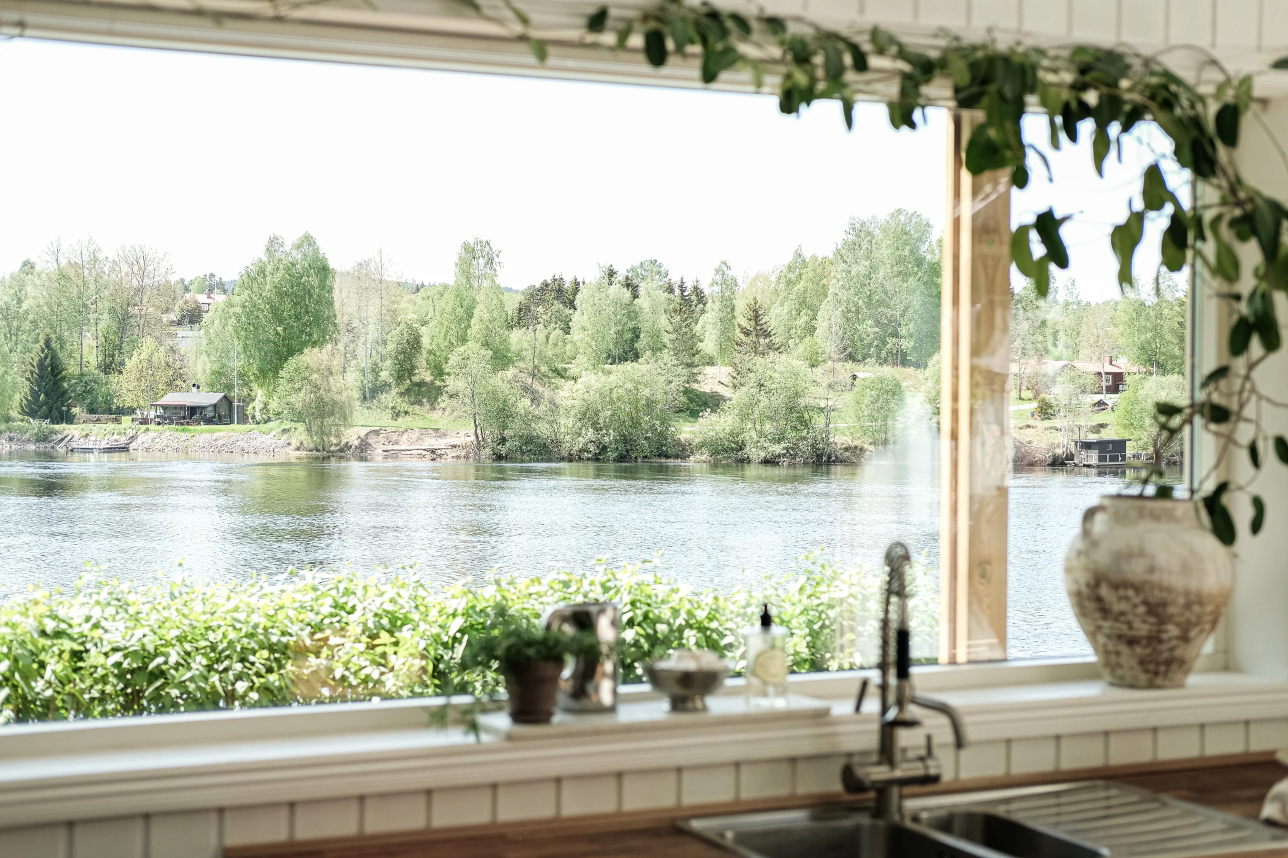 fenêtre avec vue sur le fleuve