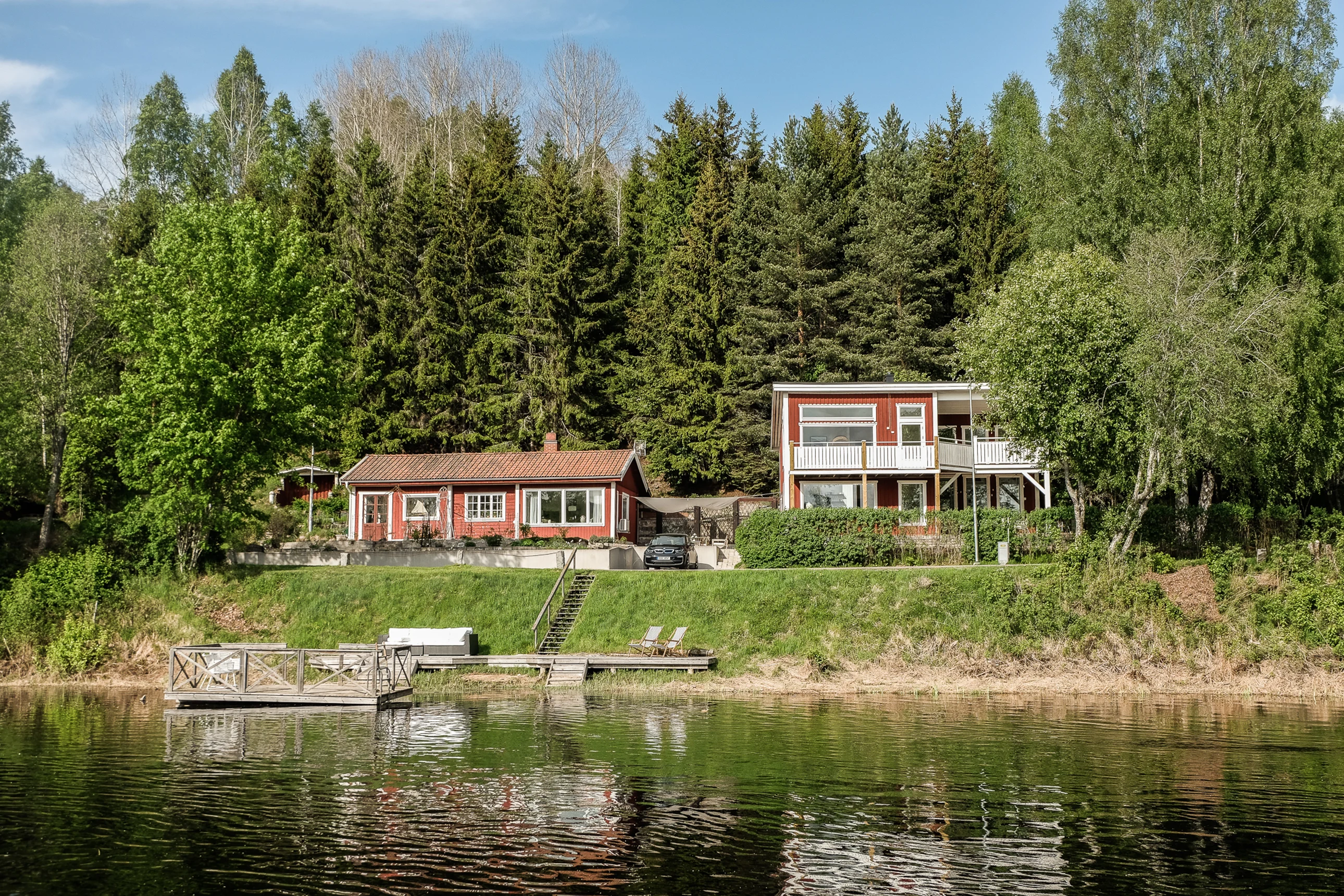 maison en bois rouge Suède avec ponton