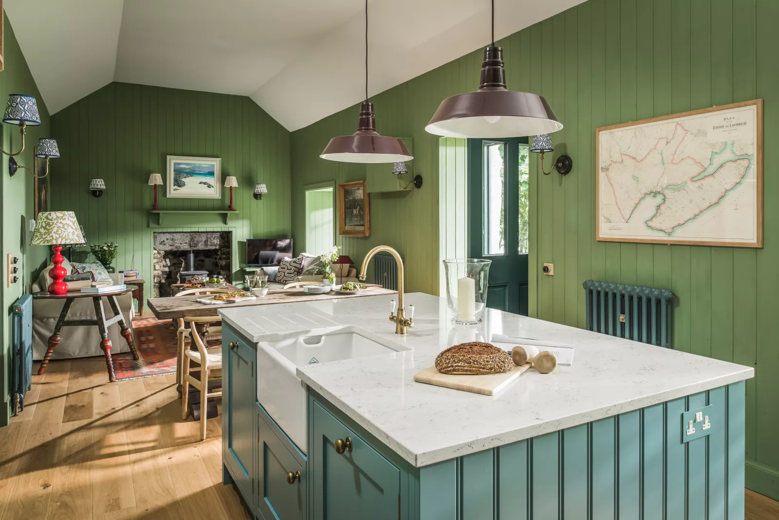 salon et cuisine ouverte décoration colorée cottage île de Mull
