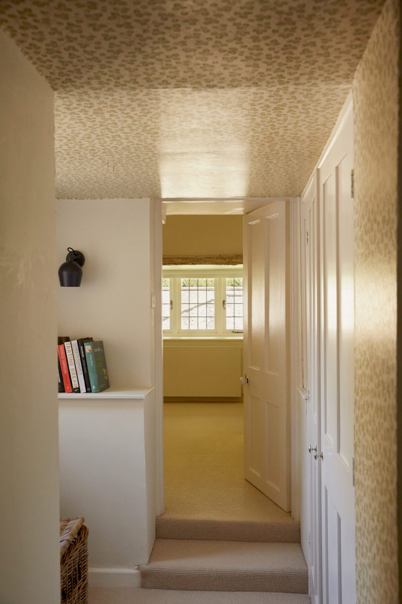 couloir avec papier-peint sur plafond