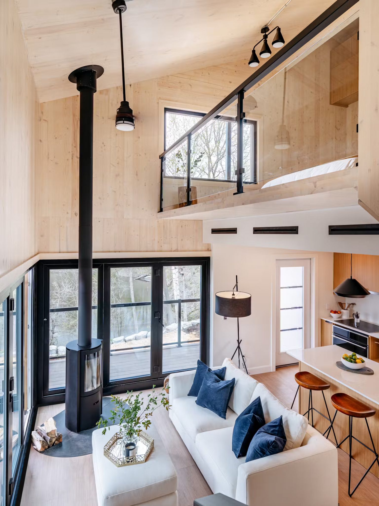 salon avec mezzanine maison en bois CABN décoration moderne