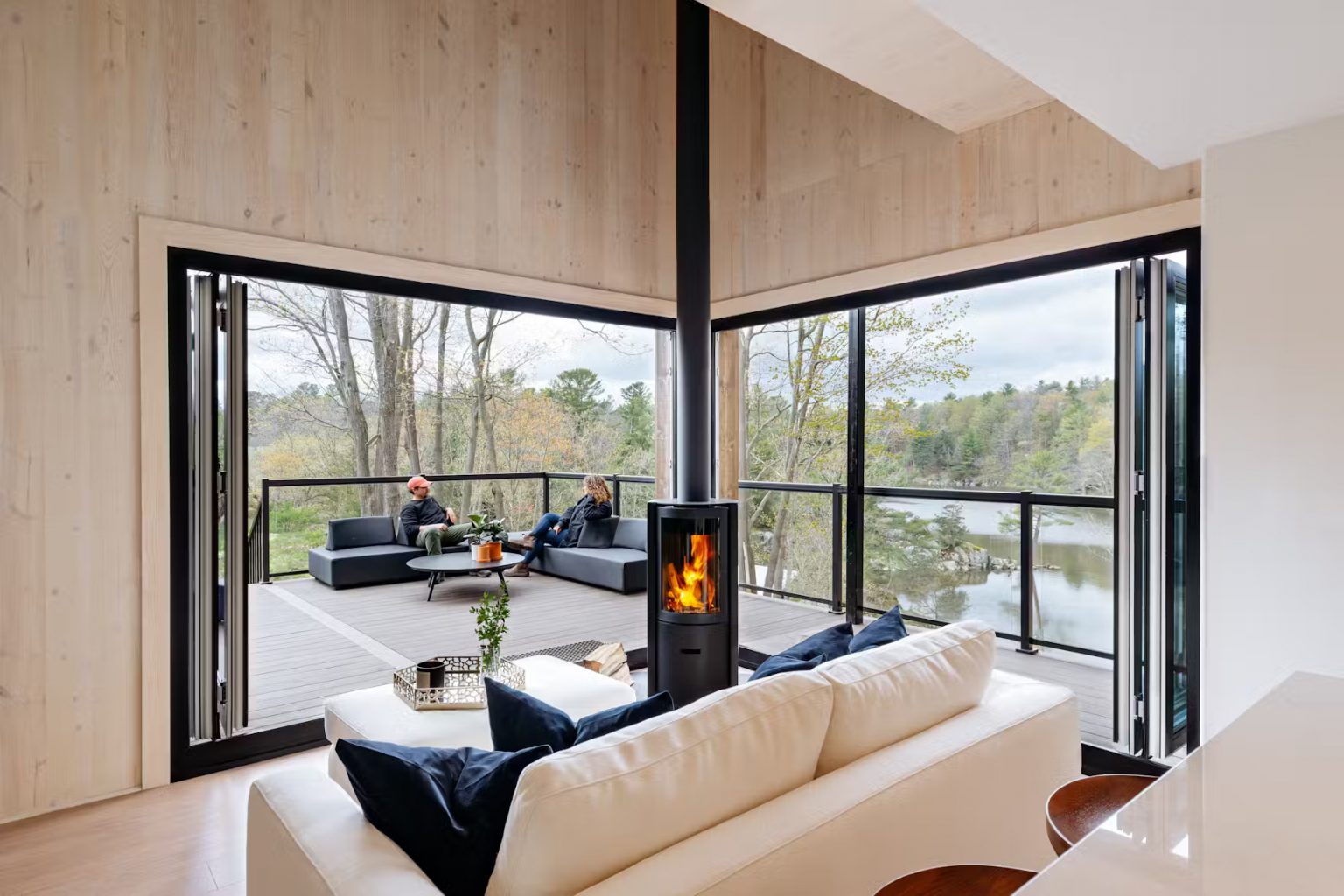 salon avec poêle maison en bois CABN décoration moderne