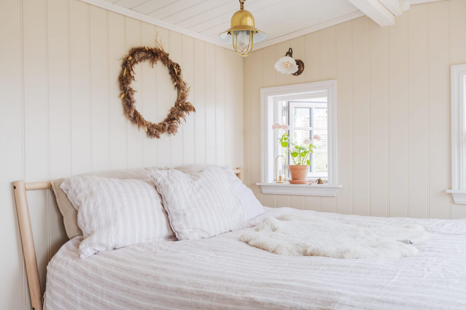 chambre murs bardés de bois blanc
