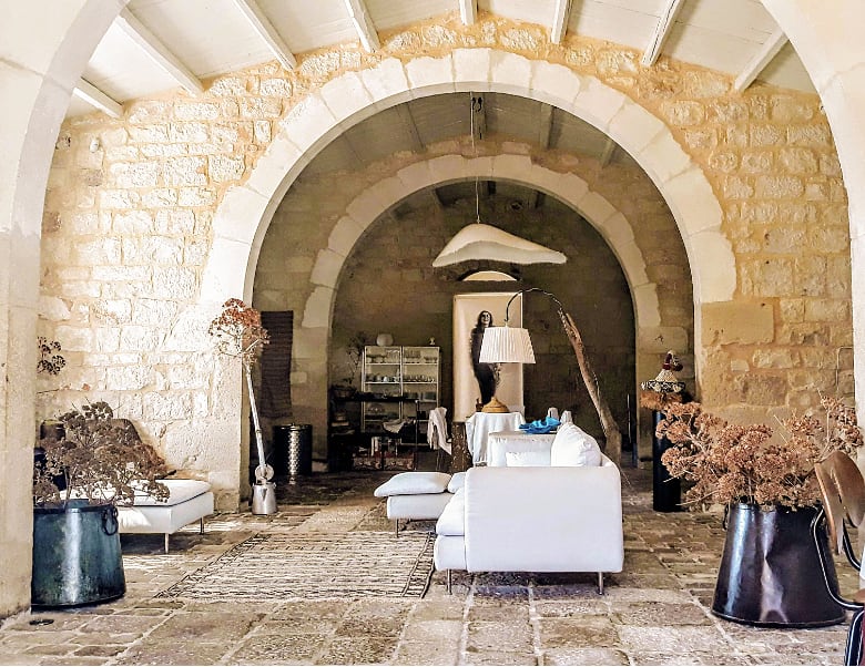 salon avec arche maison ancienne en pierres Rifugio Lanzagallo