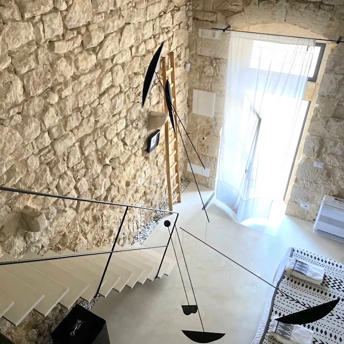 escalier design acier dans maison en pierres