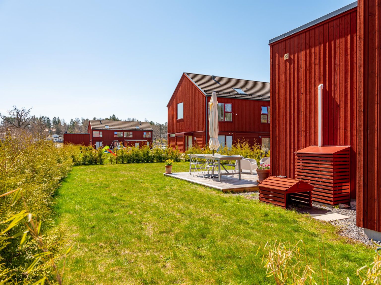 jardin maison en bois rouge