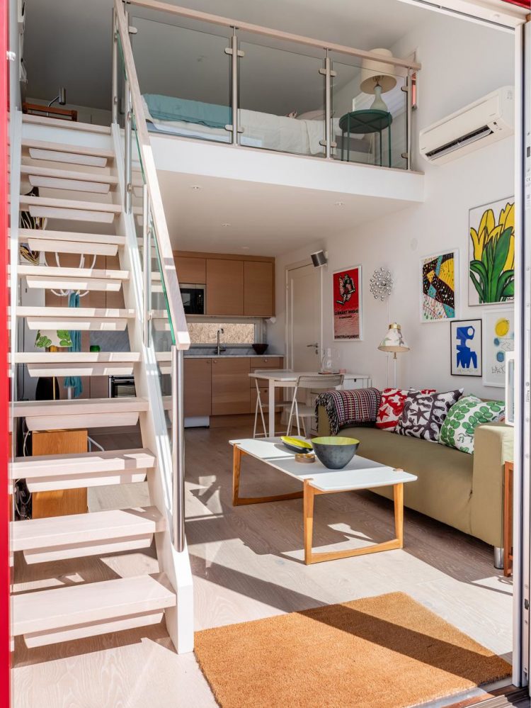 une-mini-maison-rouge-de-20m2-et-sa-mezzanine-tout-en-couleur-avec-plan