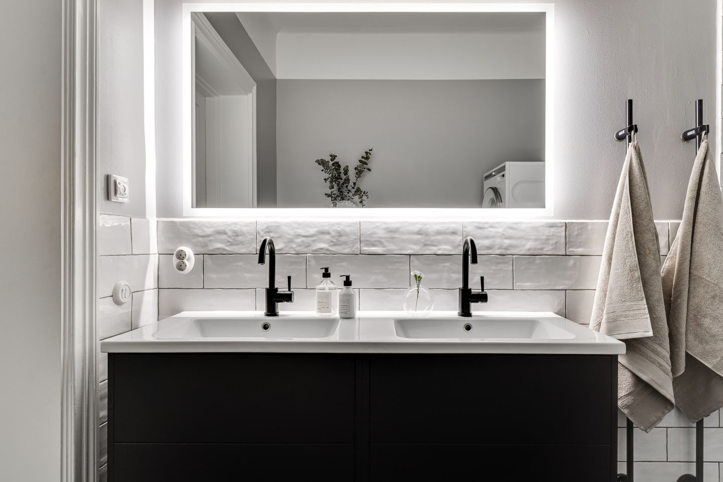 salle de bain design noire et blanche