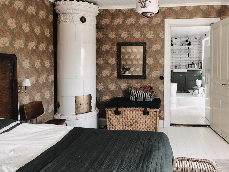 chambre avec papier-peint décoration rustique chic et scandinave