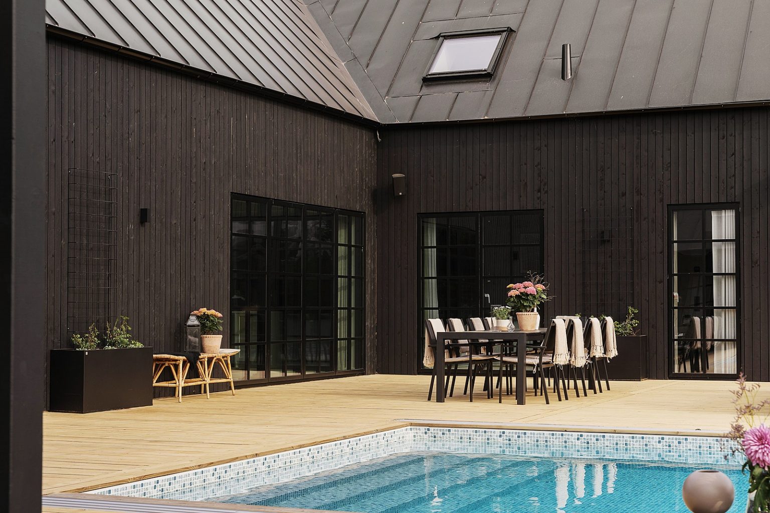 maison en bois noir avec piscine