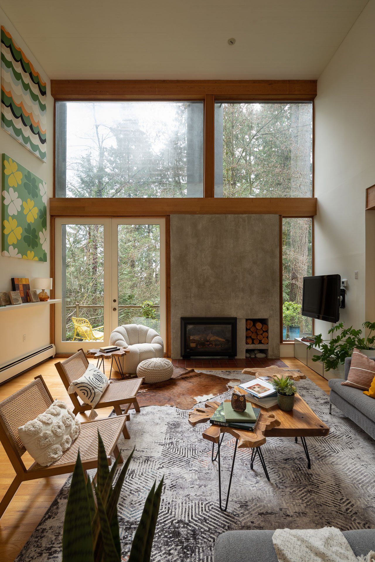 salon maison contemporaine avec cheminée béton
