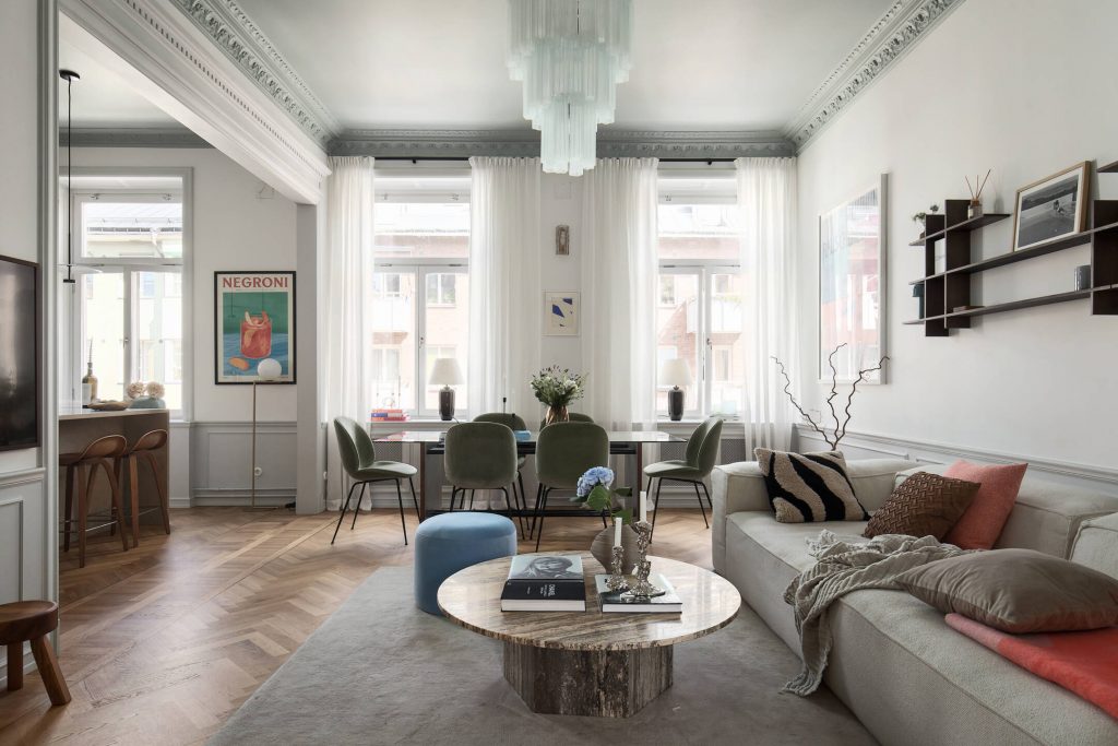 Moulures et plafond peint pour un appartement classique chic de 93m2