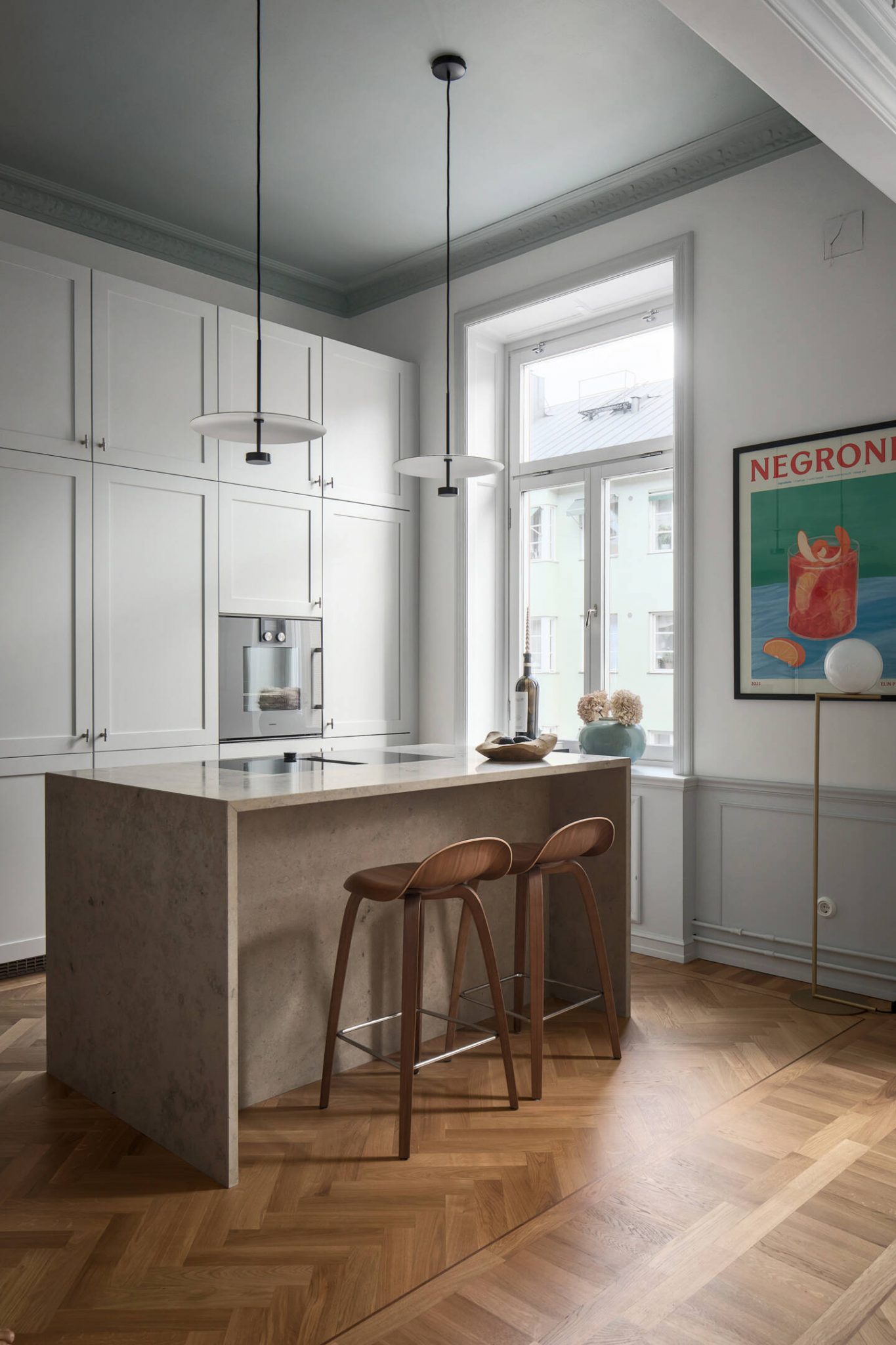 cuisine design ouverte avec moulures et plafond peint en gris 