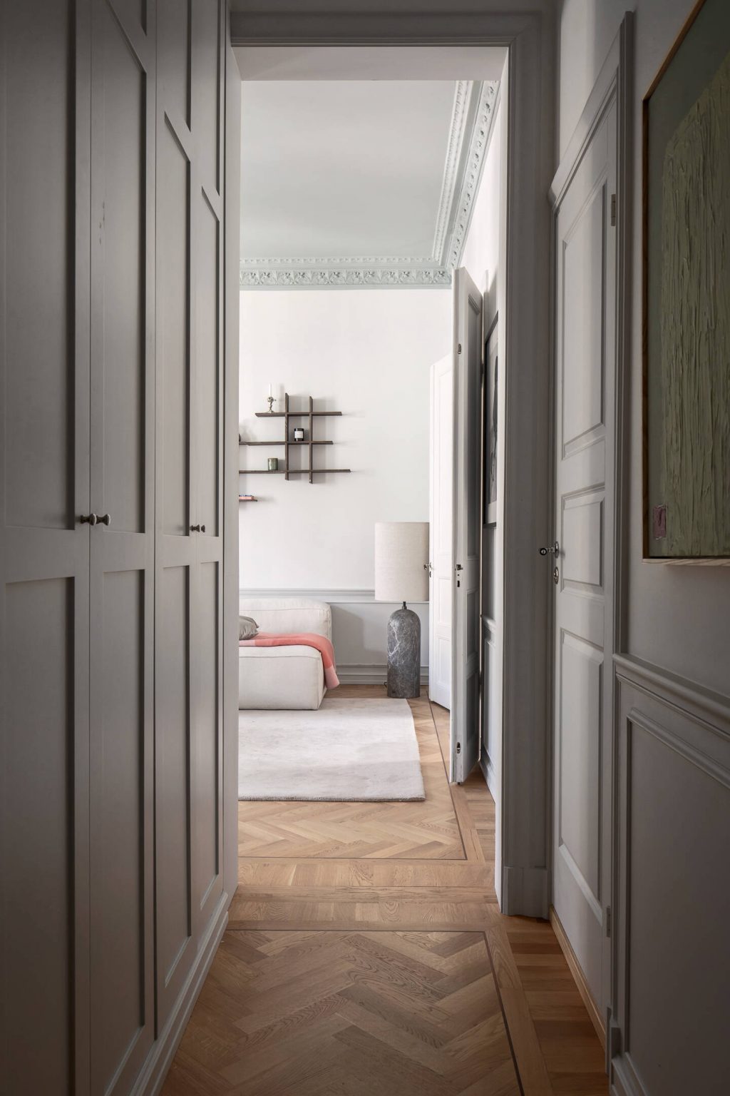Moulures et plafond peint pour un appartement classique chic de 93m2