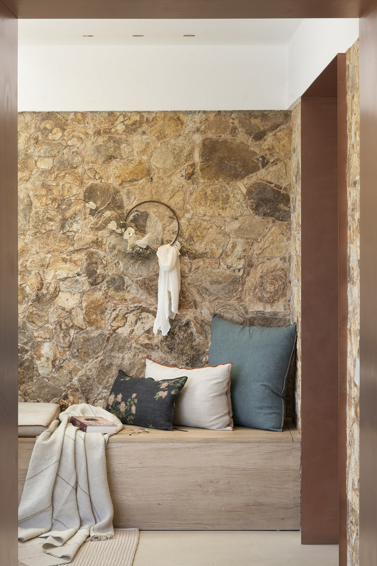 salon mur en pierres maison contemporaine