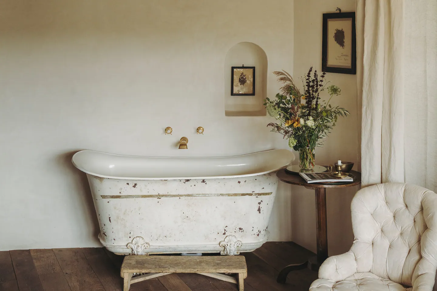 salle de bain avec baignoire vintage