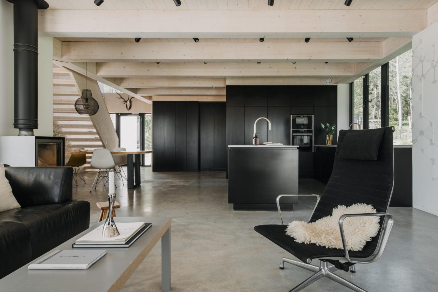 salon avec cuisine ouverte noire maison d'architecte
