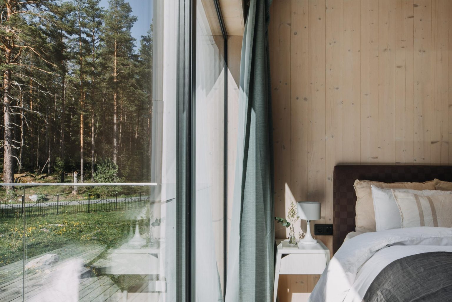 chambre avec baie vitrée maison en bois
