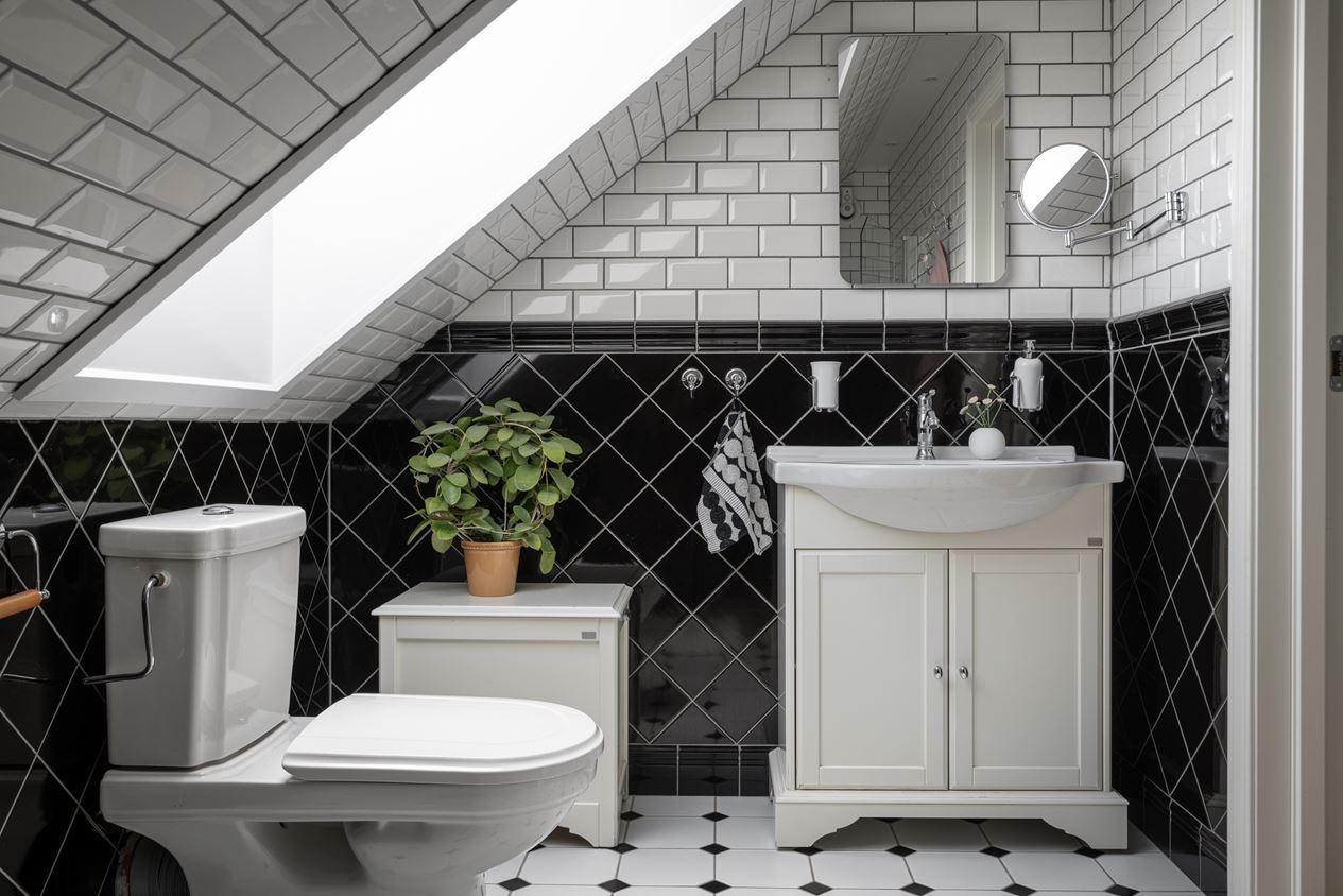 salle de bain mansardée noire et blanche