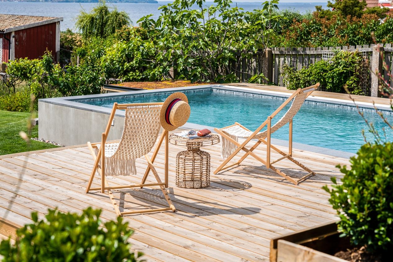 terrasse en bois avec piscine