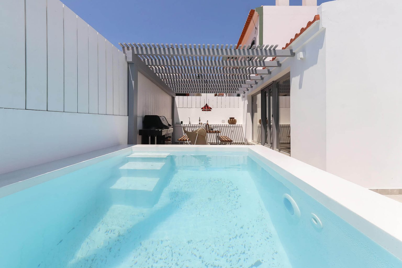 terrasse avec pergola et mini piscine maison Portugal