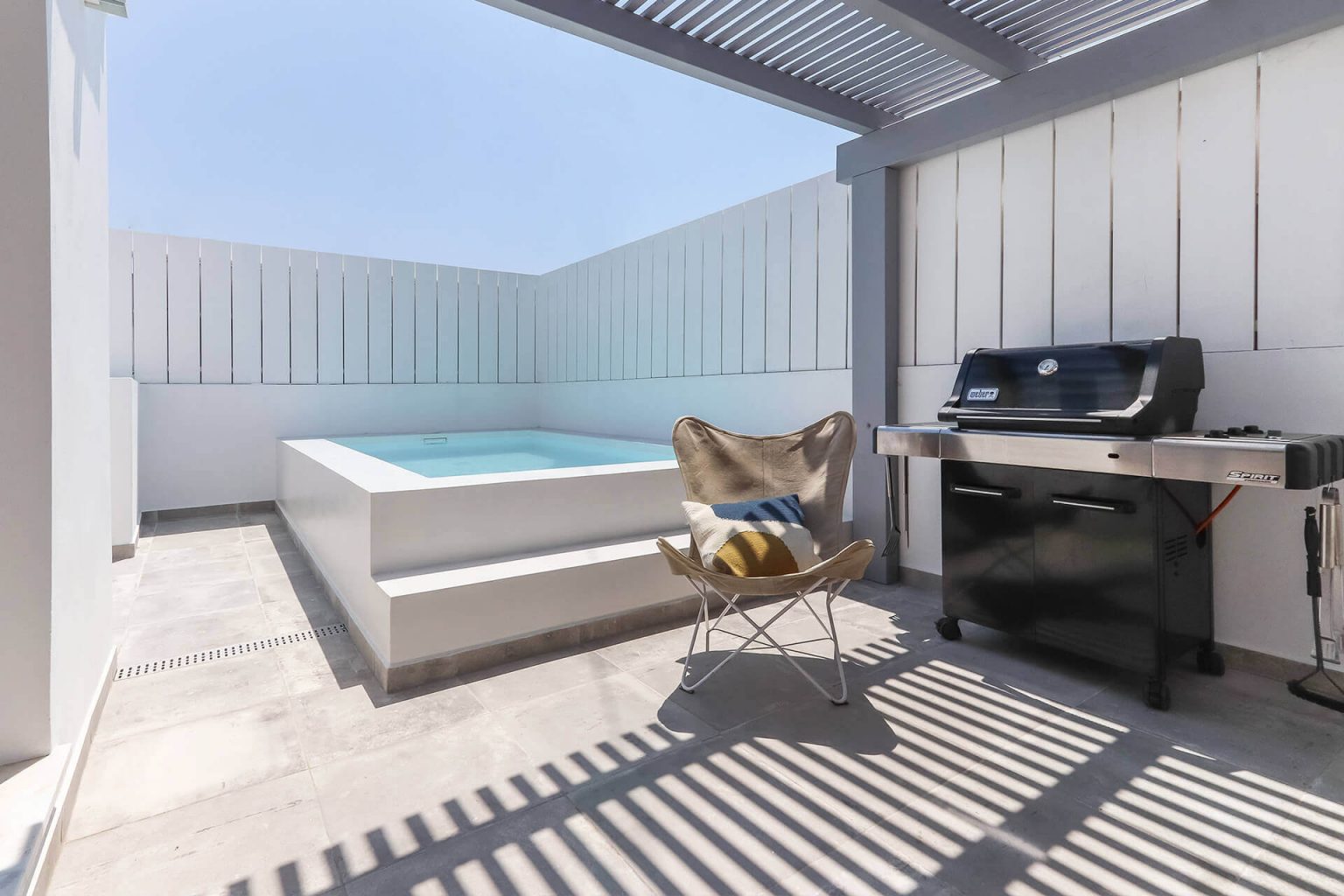 terrasse avec pergola cuisine d'été et mini piscine maison Portugal