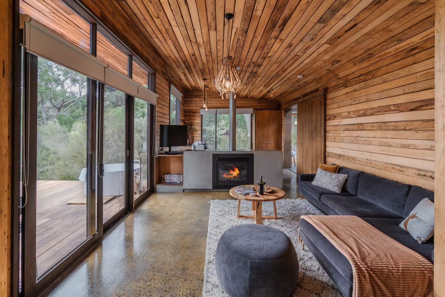 salon avec cheminée maison en bois