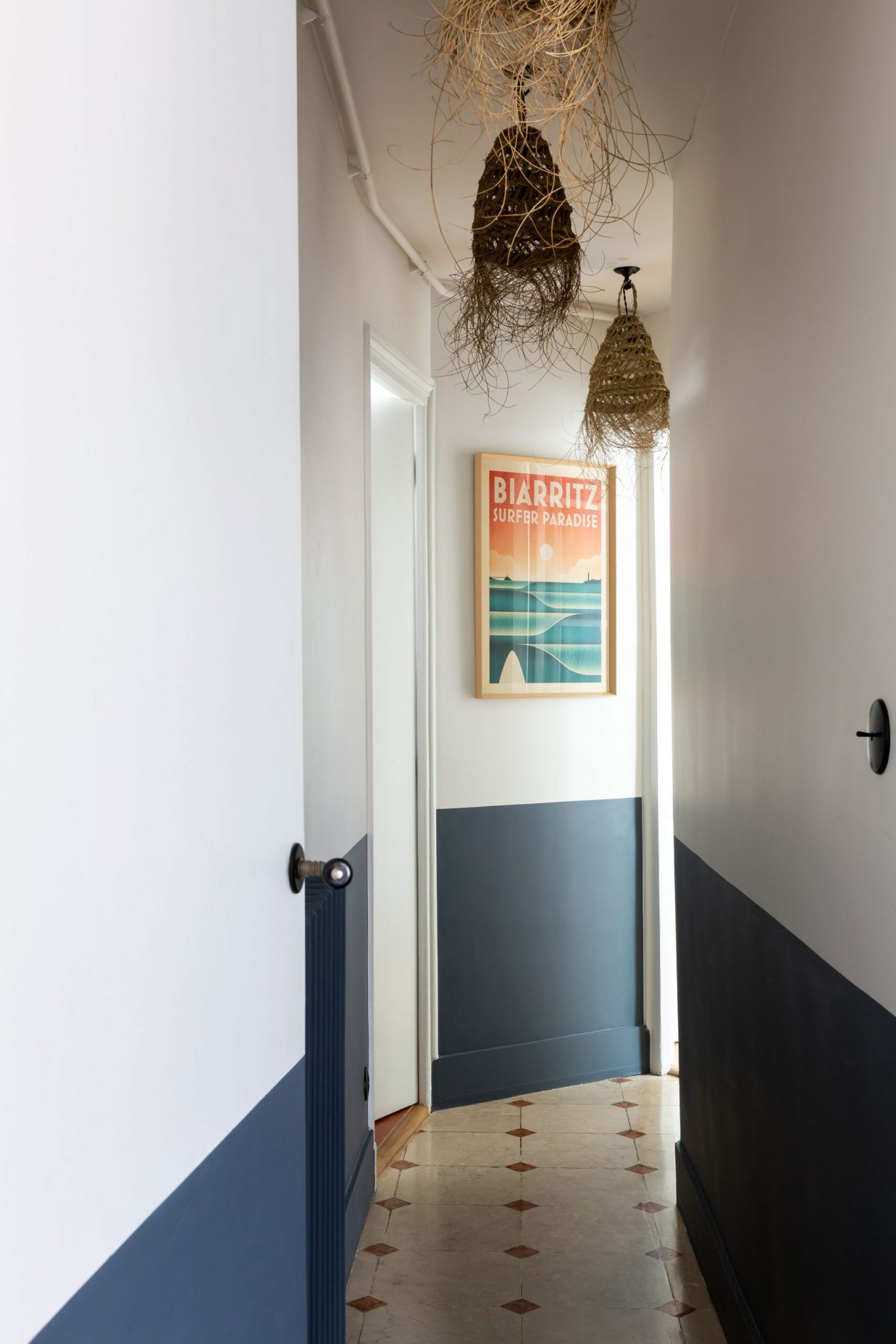 couloir avec soubassement peint appartement Paris